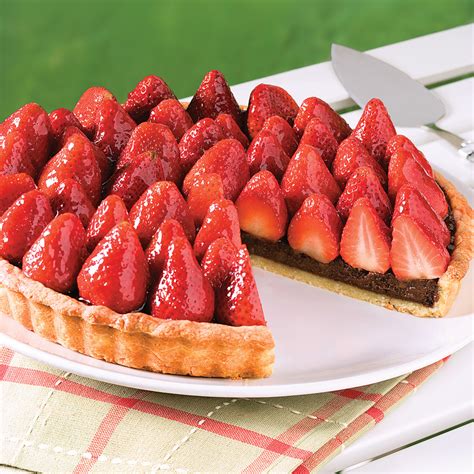 chocolate-strawberry-pie-5-ingredients-15-minutes image
