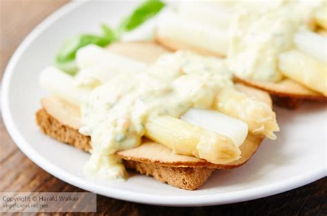 asparagus-on-toast-with-creamy-sauce-vegalicious image