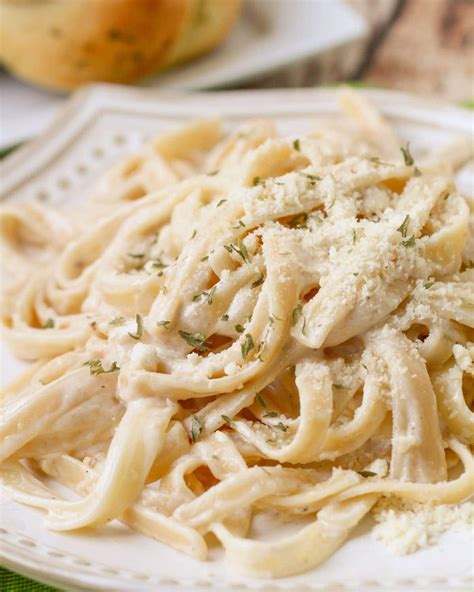 fettuccine-alfredo-made-in-15-minutes-video-lil image