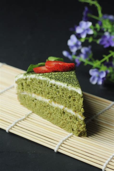 green-tea-matcha-cake-with-white-chocolate-frosting image