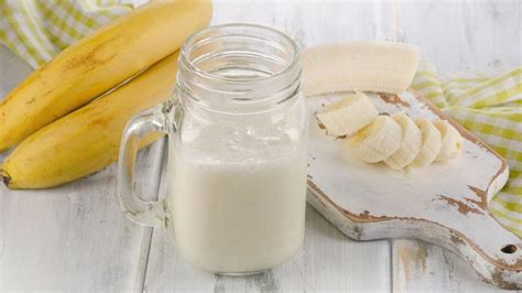 simple-banana-smoothie-3-ingredients-all-she-cooks image