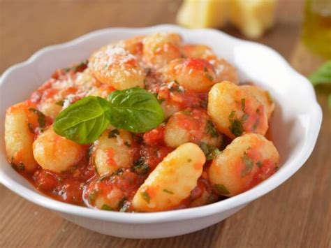 olive-gardens-gnocchi-with-spicy-tomato-and-wine-sauce image