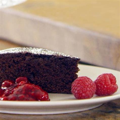 chocolate-cake-with-raspberry-sauce-bake-good image