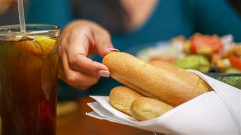 this-is-why-olive-gardens-breadsticks-are-so-delicious image