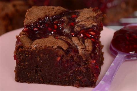 raspberry-brownies-recipe-joyofbakingcom-video image