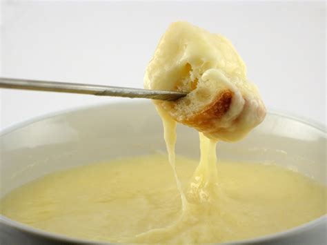 what-to-dip-in-cheese-fondue-13-best-foods-for image