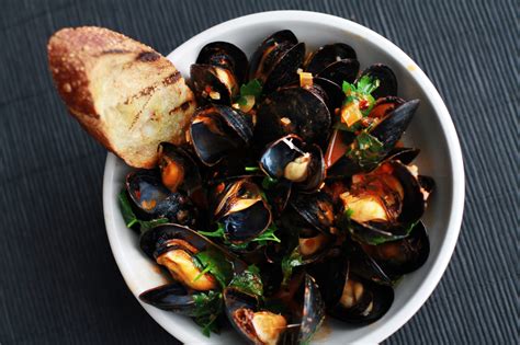 andrew-zimmern-cooks-mussels-fra-diavolo image