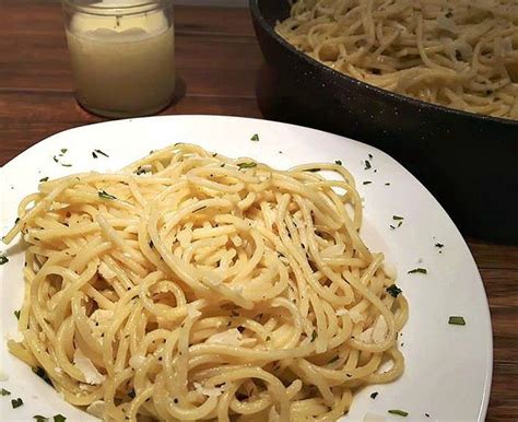 garlic-and-lemon-spaghetti-aglio-e-olio-with image