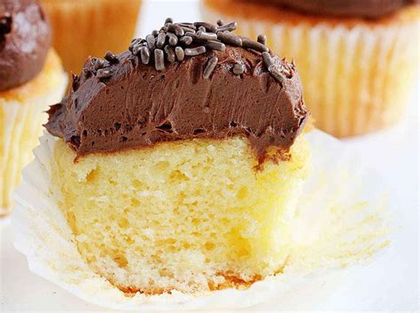 perfect-yellow-cupcakes-with-amazing-chocolate image