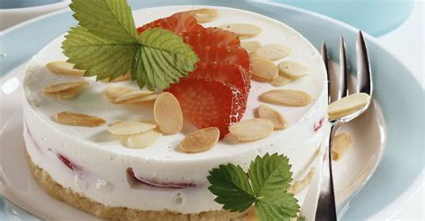 strawberry-yogurt-pie-recipe-eat-smarter-usa image