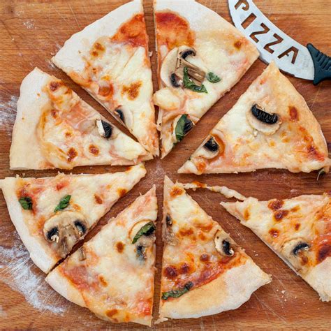 10-vegetarian-pizza-toppings-full-of-veggies-your image