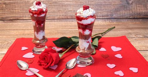 easy-valentine-trifle-2-cookin-mamas image
