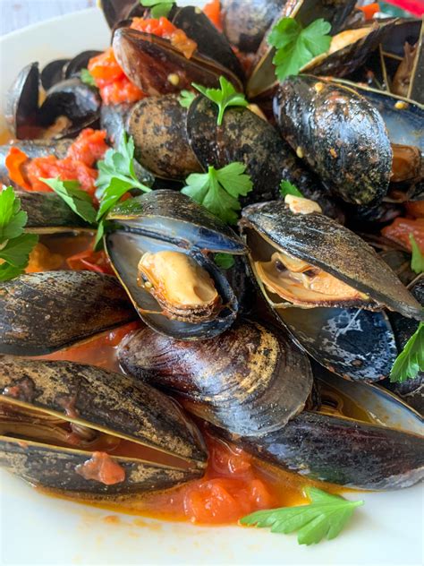 cozze-al-pomodoro-mussels-in-tomato-sauce-a image