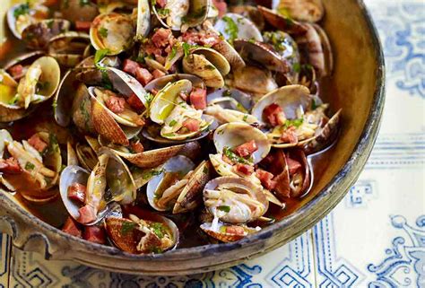 clams-with-chourio-garlic-and-cilantro-leites image