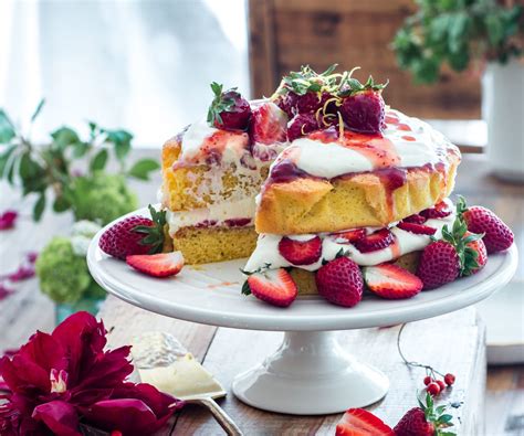 lemon-sponge-cake-with-strawberries-and-cream-nadia image
