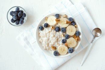 what-are-tasty-and-healthy-things-to-mix-with-oatmeal image