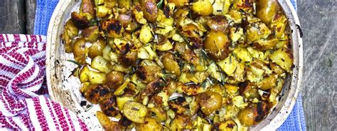 shaken-potatoes-with-rosemary-and-garlic-on-the-bbq image