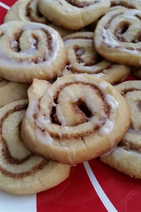 mini-cinnamon-roll-cookies-christmascookies-hardly image