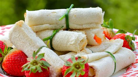 diploma-shaped-sandwiches image