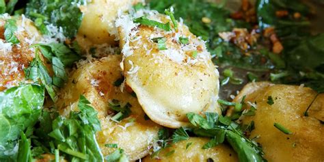 best-toasted-garlic-butter-ravioli-with-spinach image