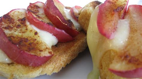 roasted-apple-and-brie-bruschetta-how-sweet-eats image