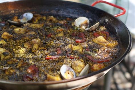 black-paella-recipe-arroz-negro-spanish-sabores image