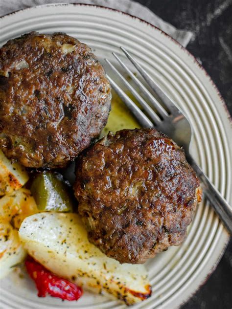 greek-burgers-and-potatoes-mpiftekia-me-patates image
