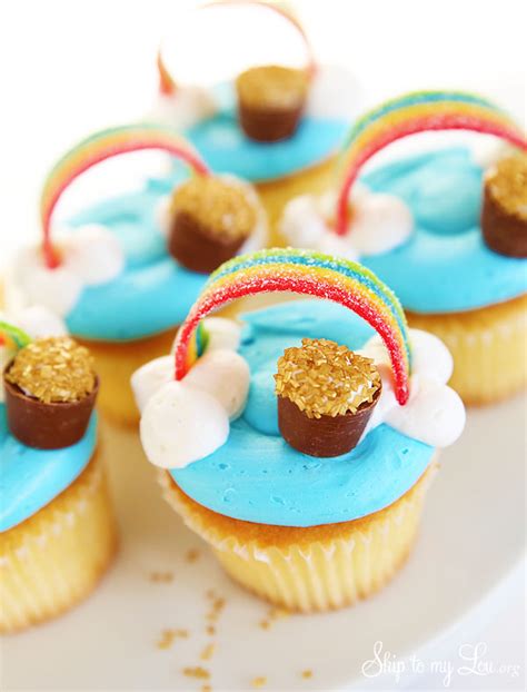 easy-cute-rainbow-cupcakes-with-a-pot-of-gold image