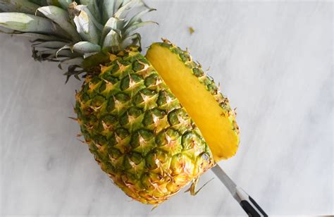 how-to-cut-a-pineapple-and-make-a-pineapple-boat-the image