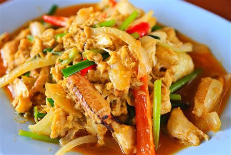 thai-crab-curry-recipe-boo-paht-pong-karee image