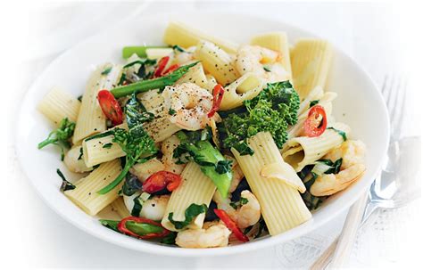 spicy-prawn-and-garlic-pasta-healthy-food-guide image