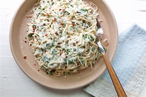 creamy-goat-cheese-and-spinach-linguine-the-mom-100 image