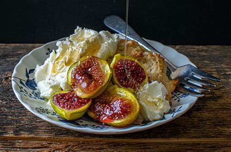 broiled-figs-with-shortcake-recipe-lifesource image
