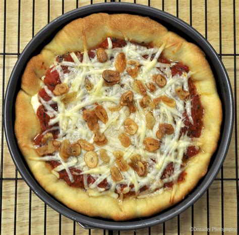 deep-dish-garlic-margherita-pizza-cutterlight image