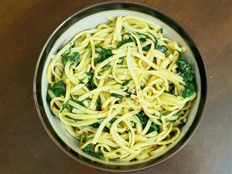 vegetarian-pasta-carbonara-with-spinach-siris-food image
