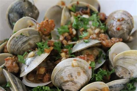 spanish-clams-with-chorizo-in-garlic-sauce image