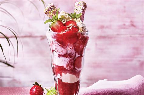 strawberry-sundae-recipe-summer-dessert-recipes-tesco-real image