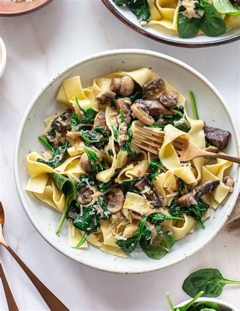 mushroom-spinach-pasta-with-shallots-familystyle-food image