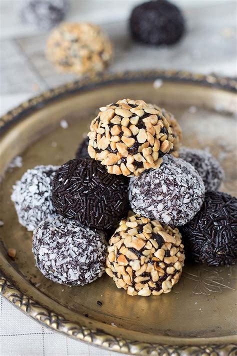 chocolate-rum-balls-no-bake-w-oreos-and-walnuts image