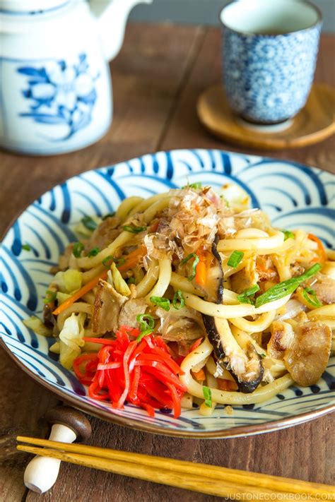 yaki-udon-stir-fried-udon-noodles-焼きうどん-just image