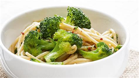 spaghetti-aglio-olio-with-broccoli-recipe-yummyph image