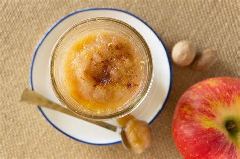 homemade-applesauce-with-maple-syrup-oatsesame image