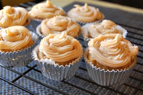 pumpkin-cupcakes-with-maple-cinnamon-cream image