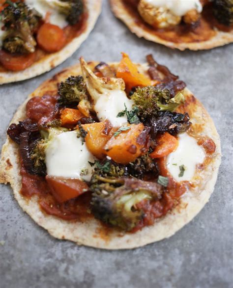 easy-veggie-mini-pizzas-aninas image