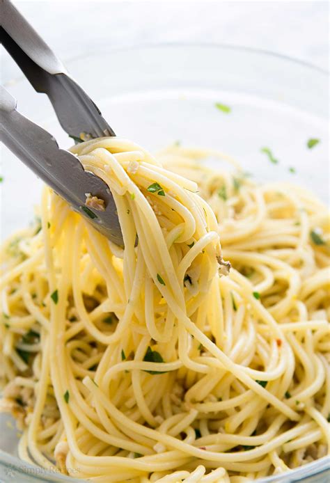 spaghetti-with-clams-recipe-simply image