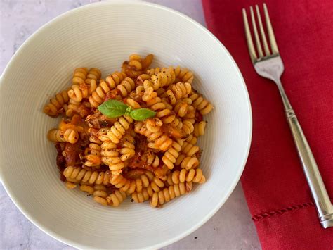 spicy-pasta-with-roasted-bell-peppers-bacon-italian image