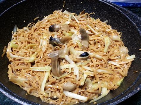 braised-yee-fu-noodles-with-straw-mushrooms image