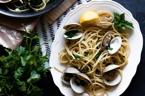 pasta-with-clams-in-white-wine-garlic-sauce-pasta-alle image