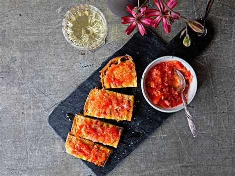 catalan-tomato-and-garlic-bread-recipe-kitchen-stories image