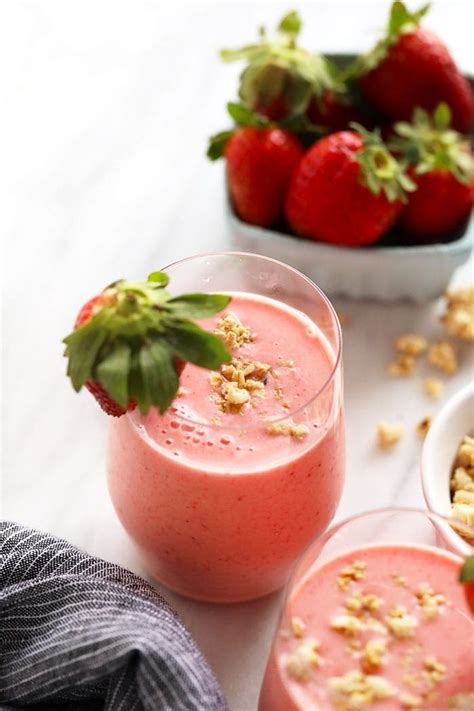 best-strawberry-smoothie-4-ingredients-fit image
